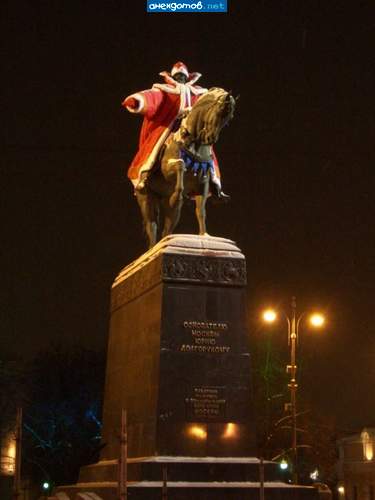 Это не фотоподделка!!!!!!!! Он два месяца так стоял! Каждый раз когда мимо проходил, поднимало настроение. Админы, перенесите в другую категорию!!!