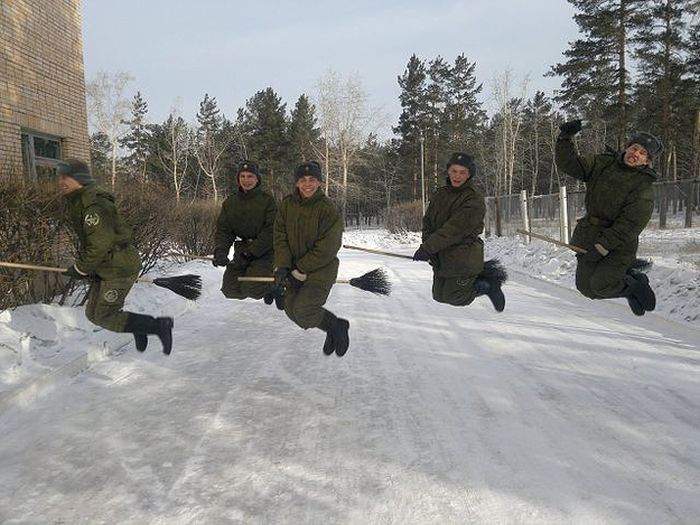 Сам вижу, что летят. Почему метлы не покрашены?