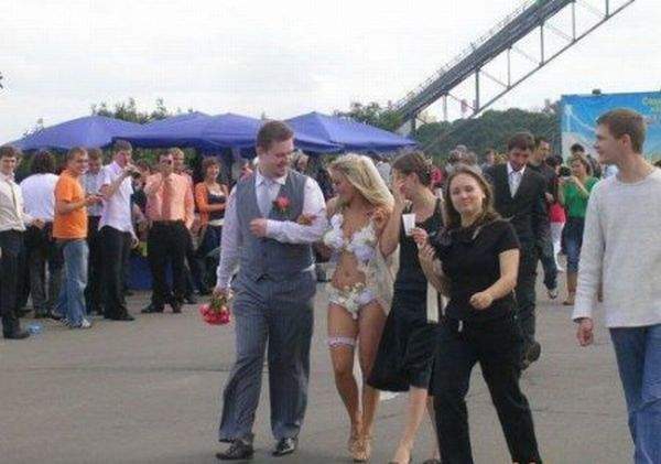 Логично, чтобы Жених был в стрингах и в бабочке...
