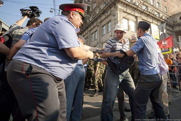 стой,явидел в сумке пончик