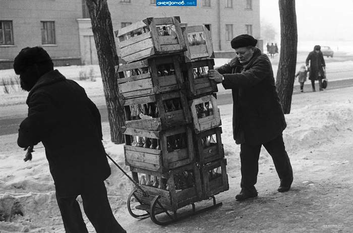 10 ящиков по 20 бутылок по 12 копеек... До зарплаты хватит!
