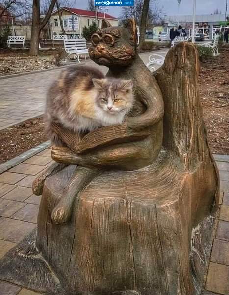 "И днём и ночью кот учёный всё ждёт кого-нибудь"