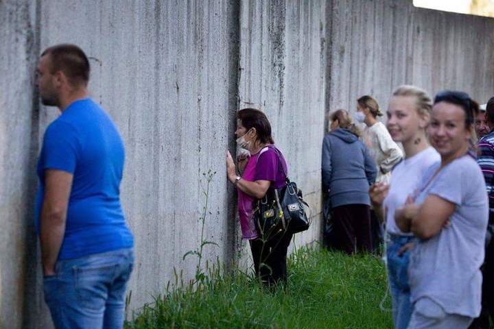 "Там их дети репетируют."