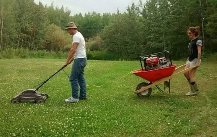 За каждым успешным мужчиной всегда стоит великая женщина.