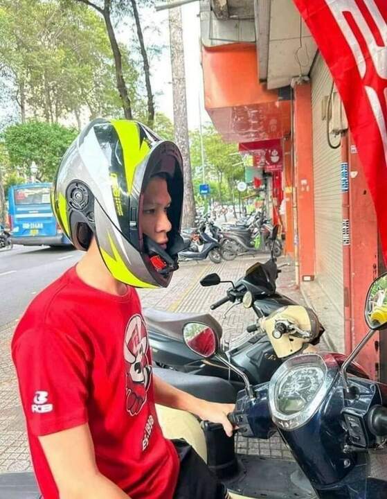 А еще, он туда ест