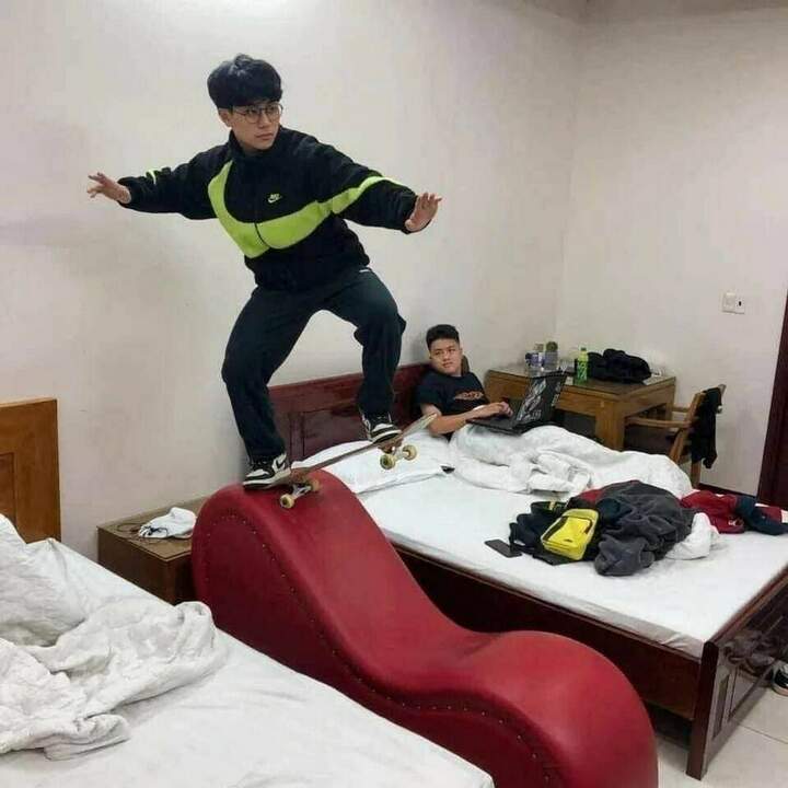 Этт вроде тр.х диванчик.