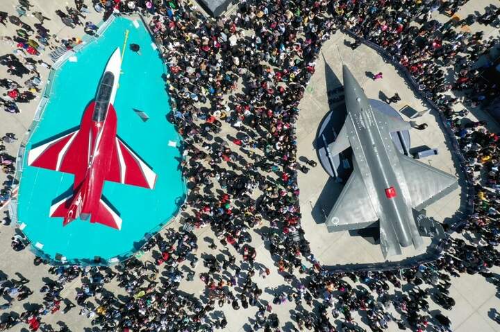 Правый похоже беспилотник. Народ стоит в очередь порулить. На левом и уе..ться можно.