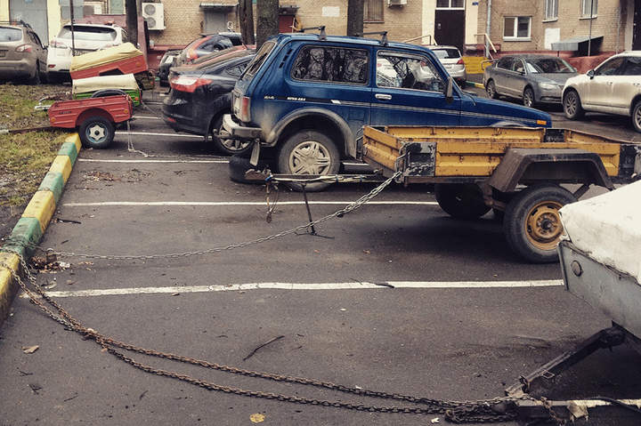 Здесь первые на последних похожи... Скованные одной цепью.