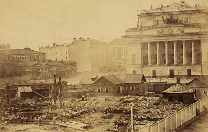 Слушай, Борисыч, а вот когда Кремль строили, стройку с мэрией согласовывали? У нас бумаги хоть есть?