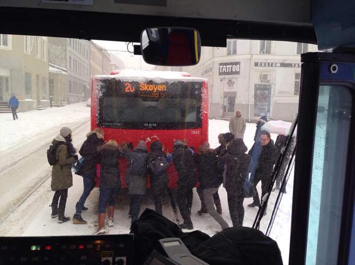 Цыгане шумною толпою толкали жопой паровоз