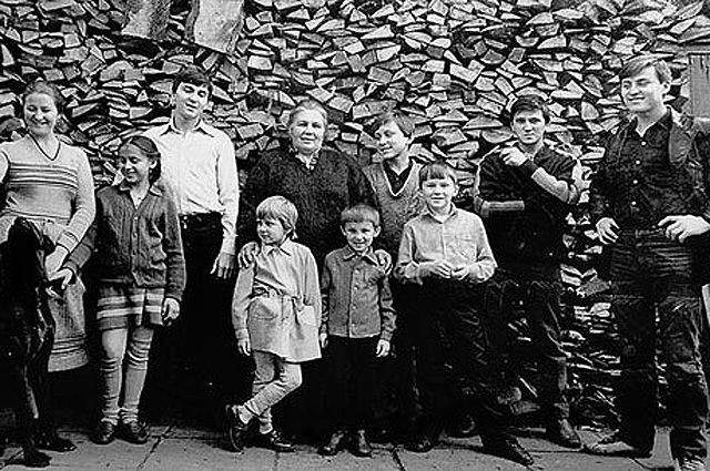Это семья Овечкиных-семь Симеонов- захват самолнта в 1988....