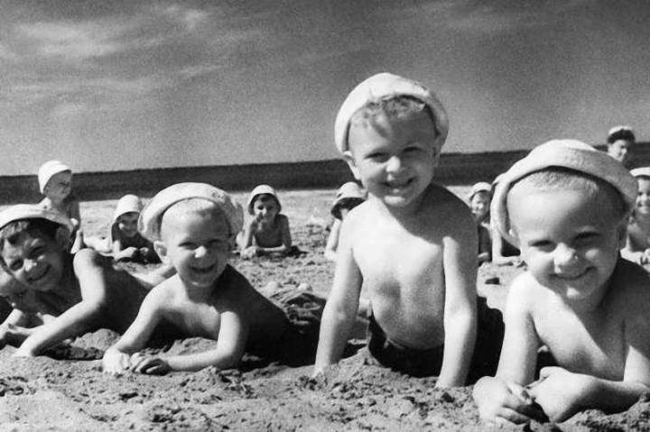 Счастливое детство, счастливое детство.Фотка-то америкосовская.