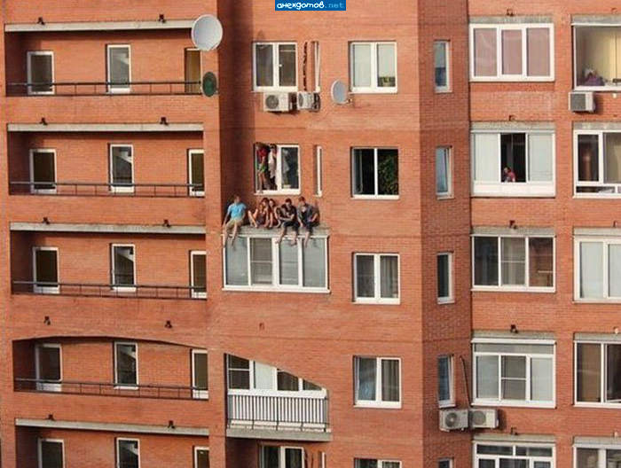 В дурдоме - день открытых дверей. И окон...