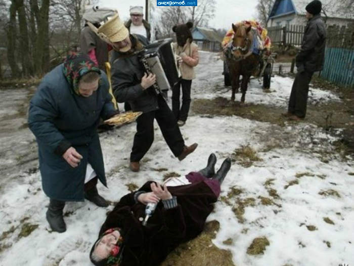 Выйду на улицу, гляну на село. Девки гуляют и мне весело.