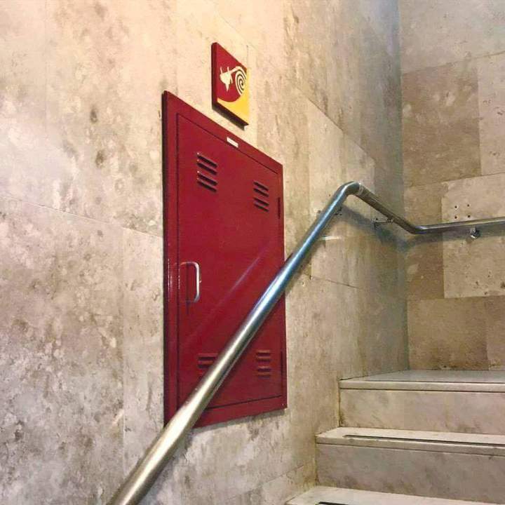 При пожаре распилить поручень...