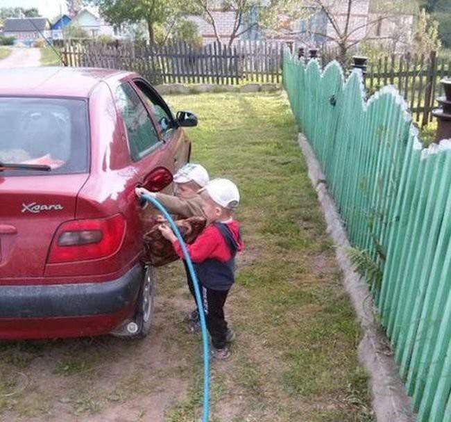 Счас воды нальеи, фиг этот дядька уедит, а там и папа подойдет!