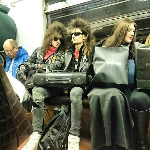 Это не старая фотка, детки. Мужик слева в синей куртке выглядел бы в Москве 80-х инопланетянином.