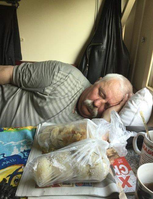 Леня спит, он устал, все призы пораздовал