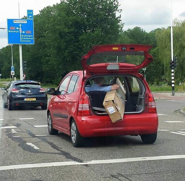 -Алло,дорогая,ты забыла дома косметичку...