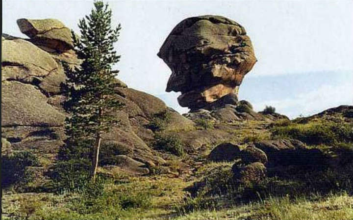Памятник Милляру в роли Кащея.