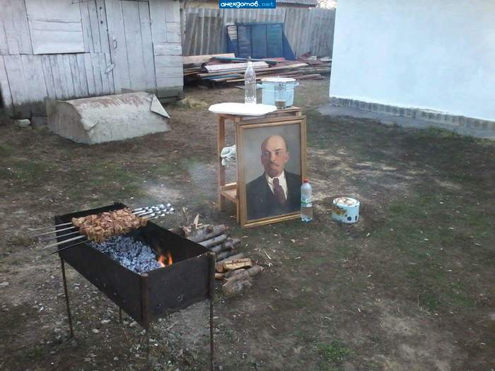 надо же кому то за мангалом следить