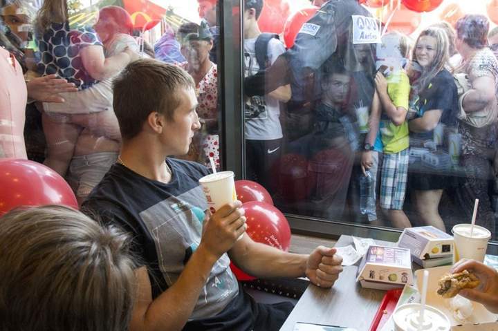 Сколько народу не могут дома испечь пирог нормальный и посидеть с друзьями!