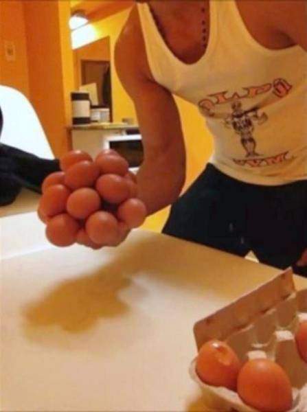 И все одновременно почесал.