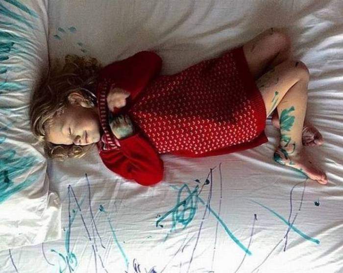 Пока спала, братик забегал с фломастерами.