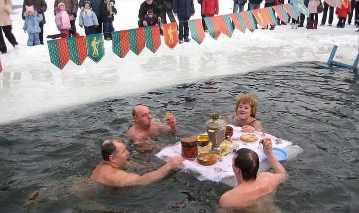 Наши люди жуют везде...