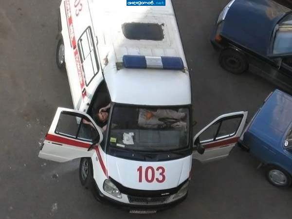 А в это время две хрупких санитарки спускаю с 9 этажа носилки!!!