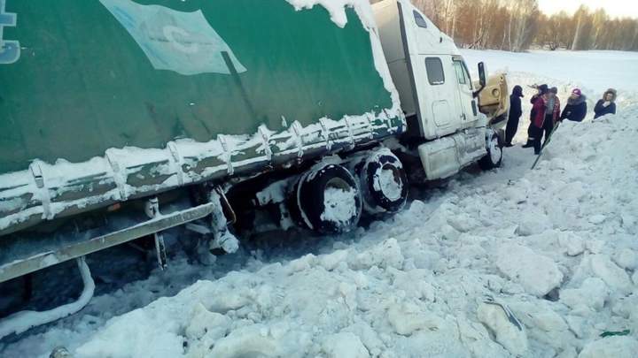 Где бронепоезд не пройдет и не найдет дорогу птица- там эта фура проползет и ничего с ней не случится...