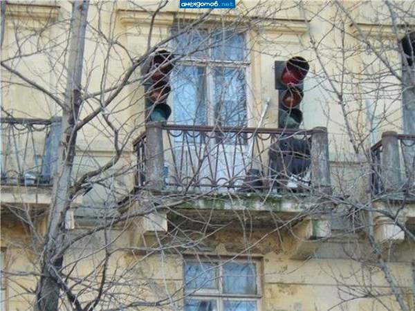 Красный - муж дома, зеленый - в командировке, желтый - готовься, скоро уедет.