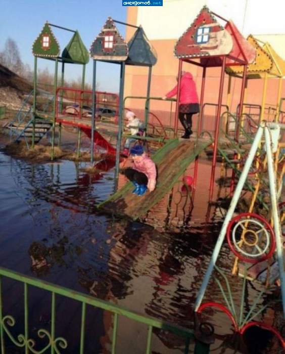 Надо в эту лужу положить мэра этого городка!