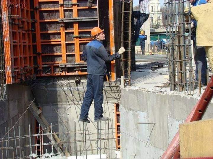 Инженер по технике безопасности ищет нарушения
