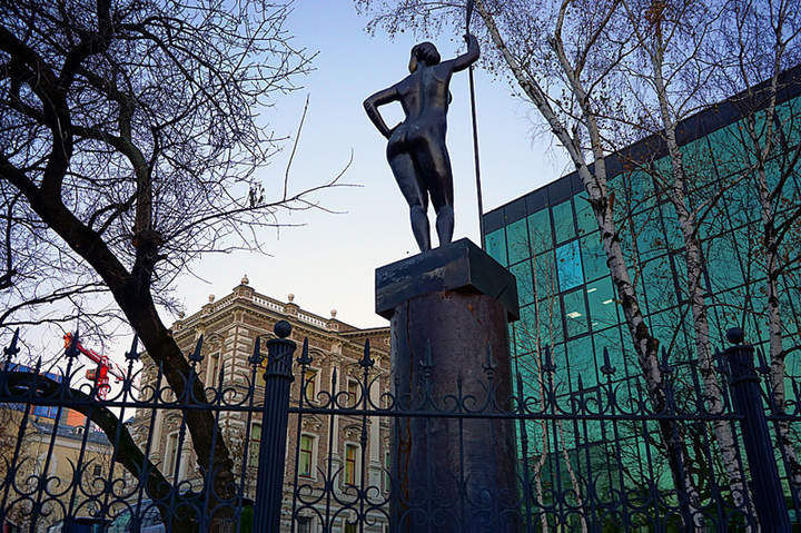 В аллеях парка, в лучах заката стоит статуя -в руке лопата...