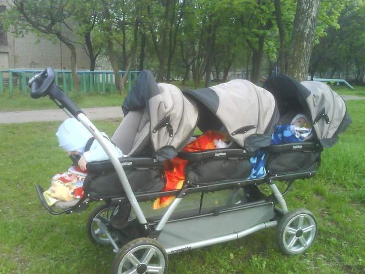 А внизу поместиться в обмороке от счастья папаша.