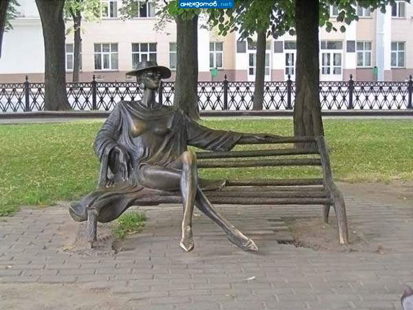 Говорят, что подержаться за бюст или колено у неё это к удаче, но по настоящему повезет тому, кто уговорит её развести ноги