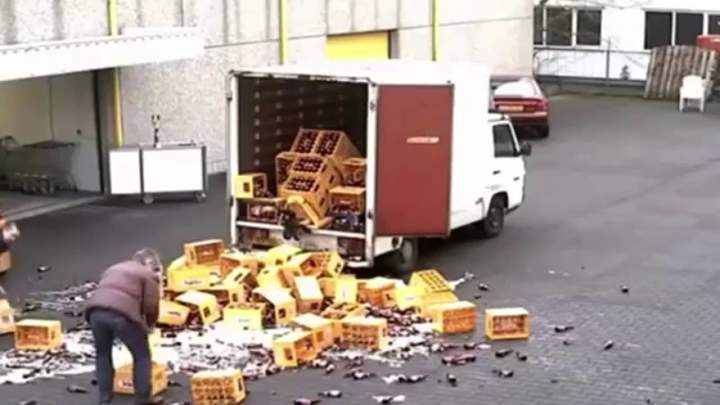 Пол-литра? Вдребезги?... Да я тебя!...