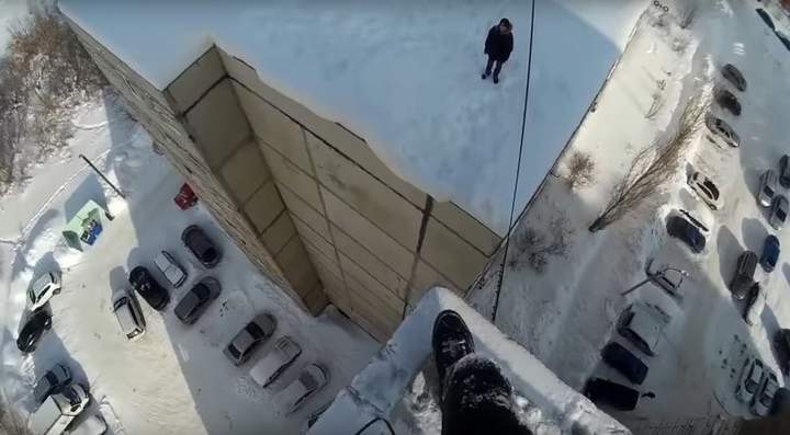 -Давай прыгай скорее,пока места в морге есть!...