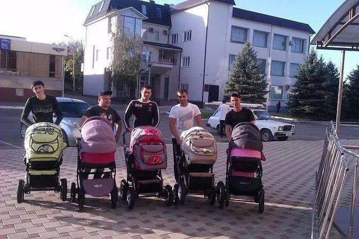 Пока мамы прихорашиваются..