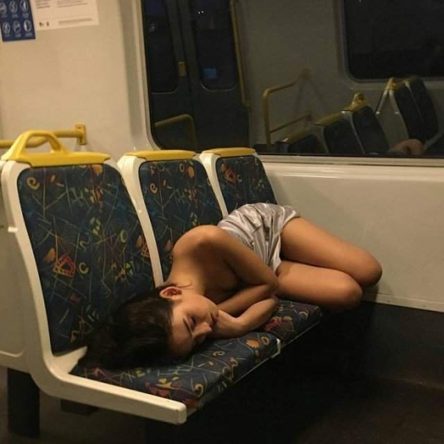 спят усталые девчушки, жалко только нет подушки.