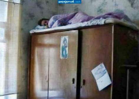 Врач посоветовал спать на жестком, а на полу холодно...
