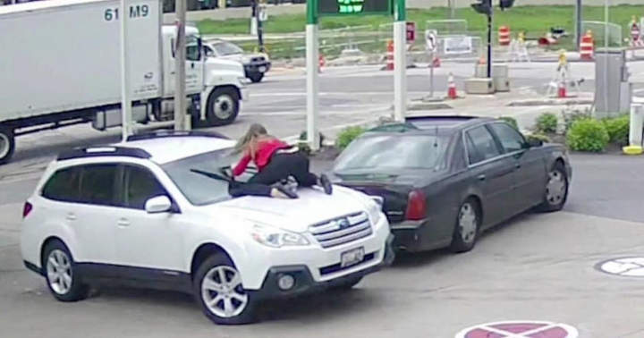 У неё машину угоняли, так она запрыгнула на капот, это не шутка