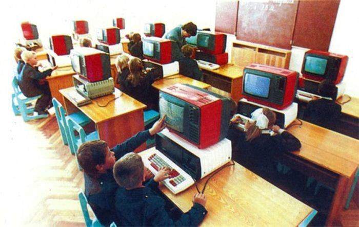 Это восьмидесятые придурок. Комп или Поиск или ЕС. Там хард был 20МБ и дискеты пятидюймовые.