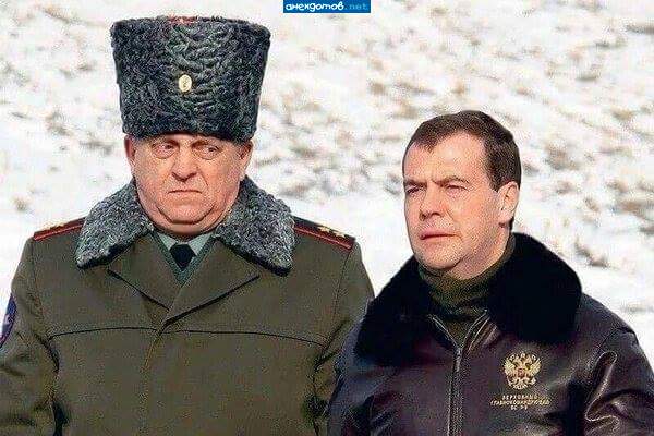 Это генерал-лейтенант Каракаев - командующий ВКВ. А справа кто?