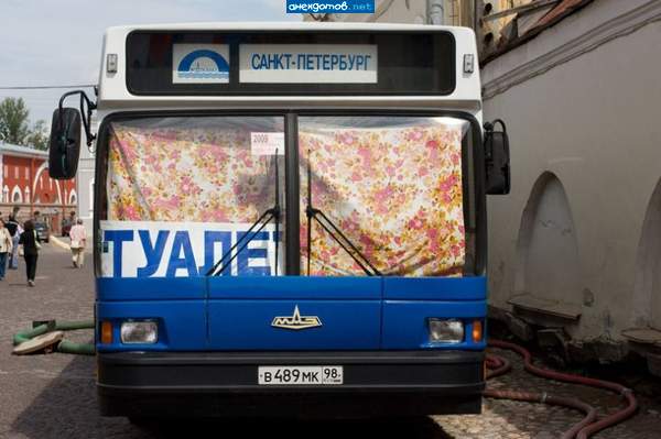 На дворцовой площади по всяким праздникам стоят