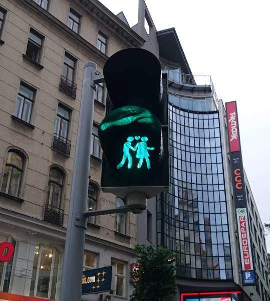 На зеленый идти только парой! По одному будут штрафовать...
