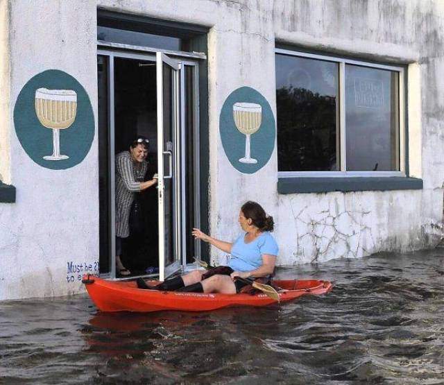 Мужа забирать приплыла.