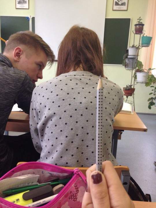 ....только баба могла обратить внимание на маникюр и наехать - мужикам пофигу, главное все равно сиськи...