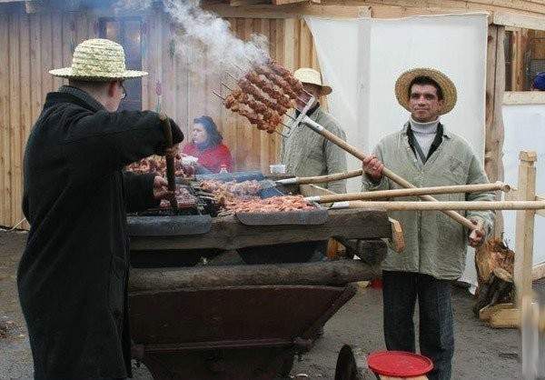На лопатах они блинчики пекут